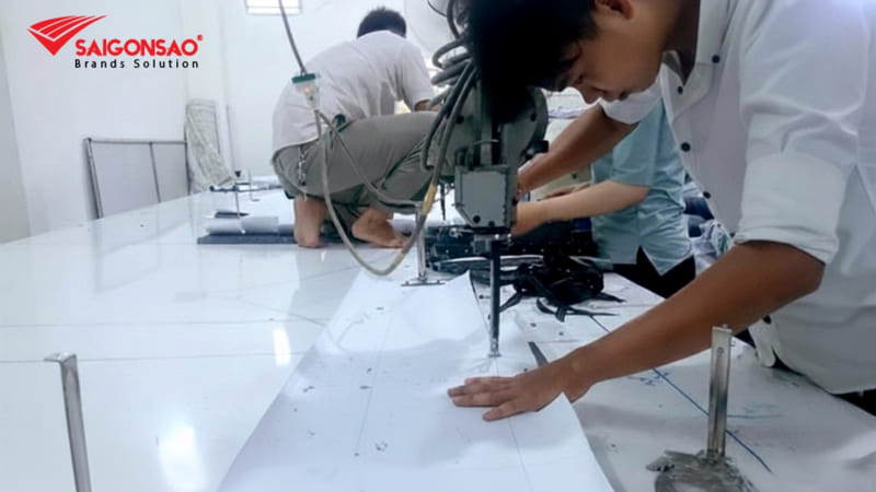 Nhân viên cắt mẫu balo tại xưởng Sài Gòn Sao Nhân viên cắt mẫu balo tại xưởng Sài Gòn Sao