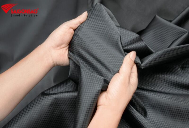Ưu điểm nổi bật của vải Polyester trong may balo, túi xách