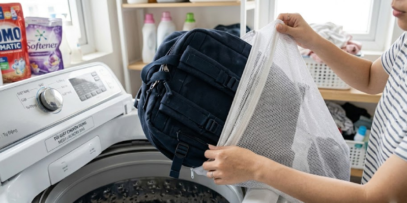 Cho balo vào túi lưới trước khi giặt máy Cho balo vào túi lưới trước khi giặt máy