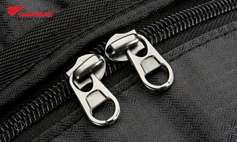 Khóa kéo hai chiều trên ngăn chính của balo laptop